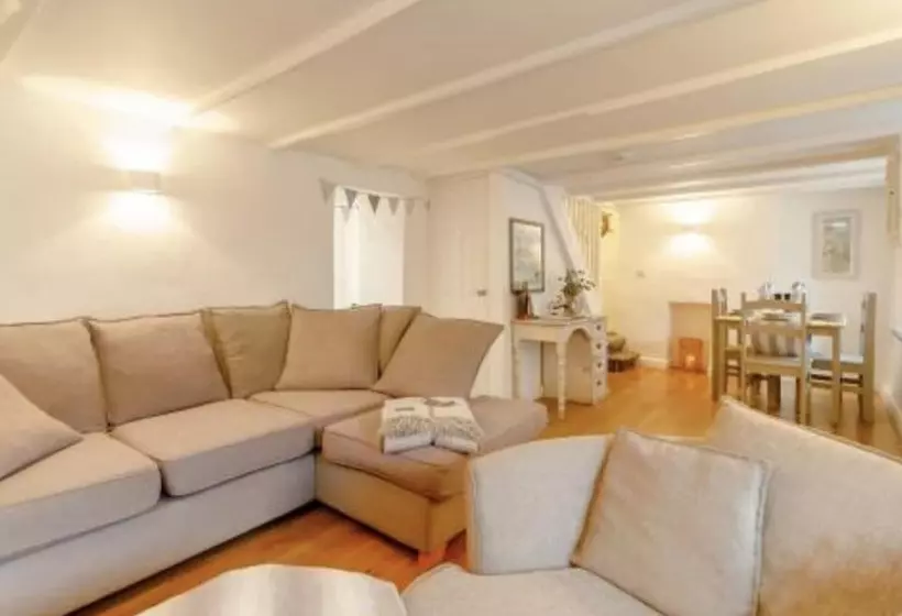 2 Bed, Sleeps 4, Pets Welcome, Parking