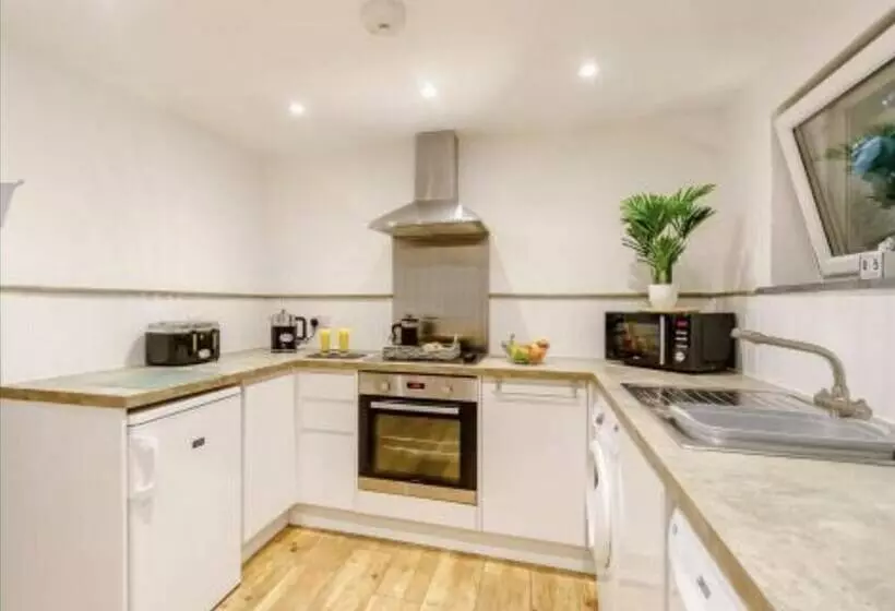 2 Bed, Sleeps 4, Pets Welcome, Parking