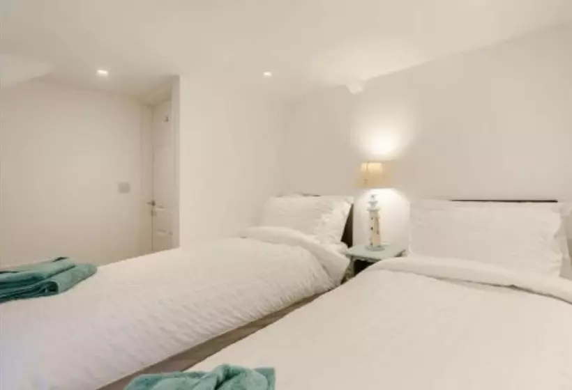 2 Bed, Sleeps 4, Pets Welcome, Parking