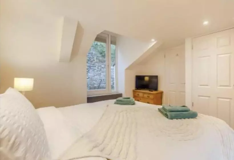 2 Bed, Sleeps 4, Pets Welcome, Parking