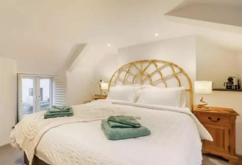 2 Bed, Sleeps 4, Pets Welcome, Parking