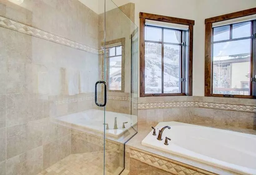 Fairway Ski And Golf Retreat By Avantstay Blocks From The Ski Lift! Beautiful Views W/ Hot Tub