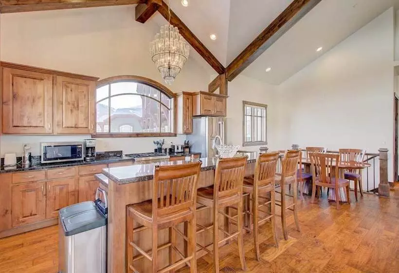 Fairway Ski And Golf Retreat By Avantstay Blocks From The Ski Lift! Beautiful Views W/ Hot Tub