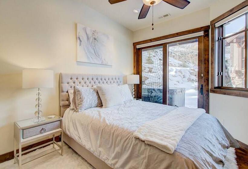 Fairway Ski And Golf Retreat By Avantstay Blocks From The Ski Lift! Beautiful Views W/ Hot Tub