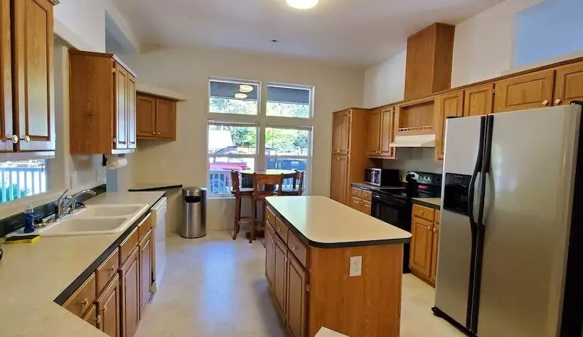 Hotelli 3 Rivers Resort And Guide Service