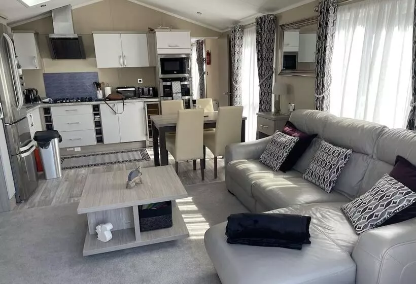 Hotelli Stunning Lodge In A Nice Area, Saint Leonards