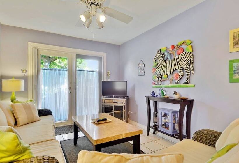 Lavender Jungle By Avantstay Great Location W/ Patio & Shared Pool! Week Long Stays Only