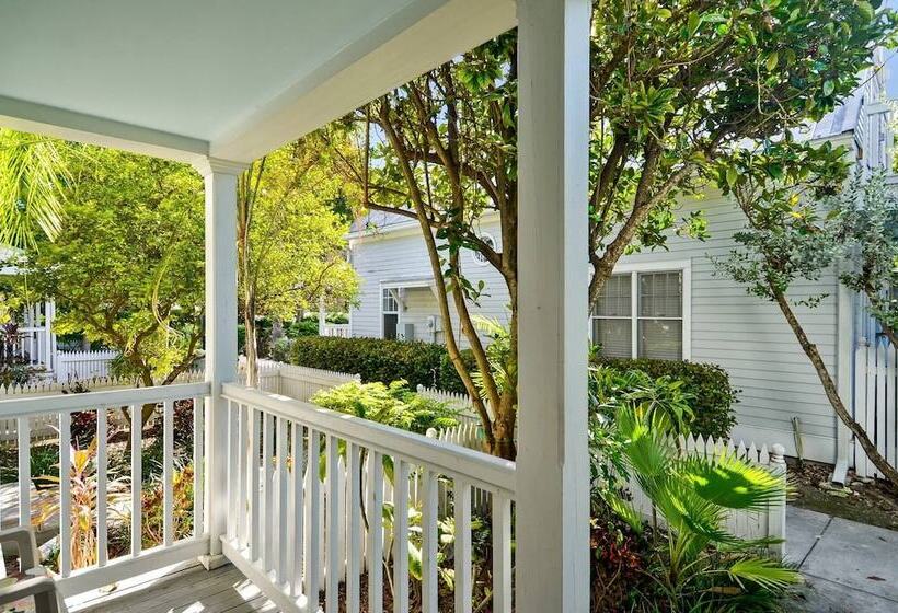 Lavender Jungle By Avantstay Great Location W/ Patio & Shared Pool! Week Long Stays Only