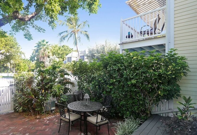 Lavender Jungle By Avantstay Great Location W/ Patio & Shared Pool! Week Long Stays Only