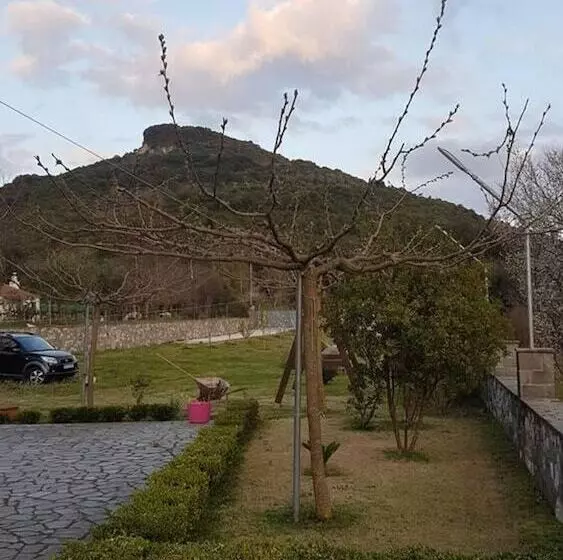 レジデンス House With Big Garden And Barbeque In Nature