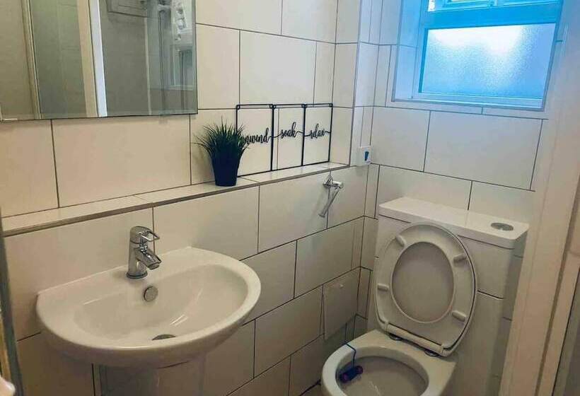 Rezydencja Immaculate 6 Bed House In Coventry