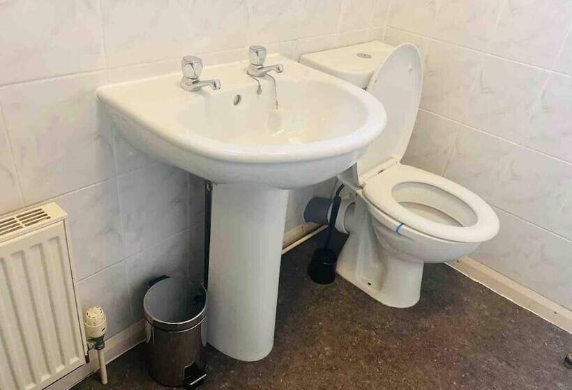 Rezydencja Immaculate 6 Bed House In Coventry