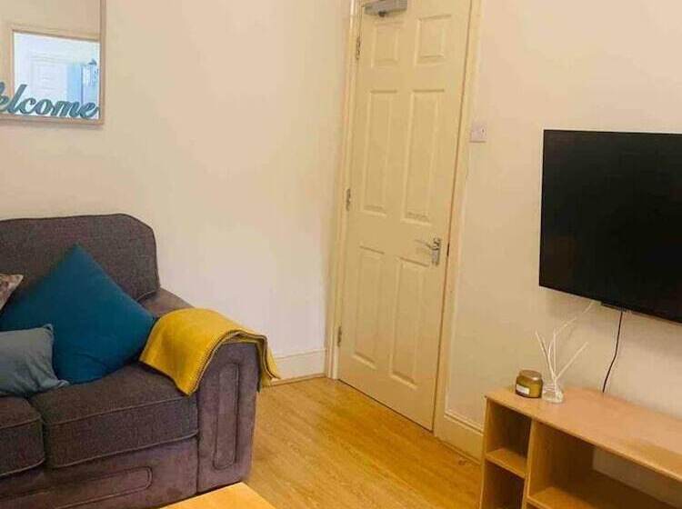 Rezydencja Immaculate 6 Bed House In Coventry