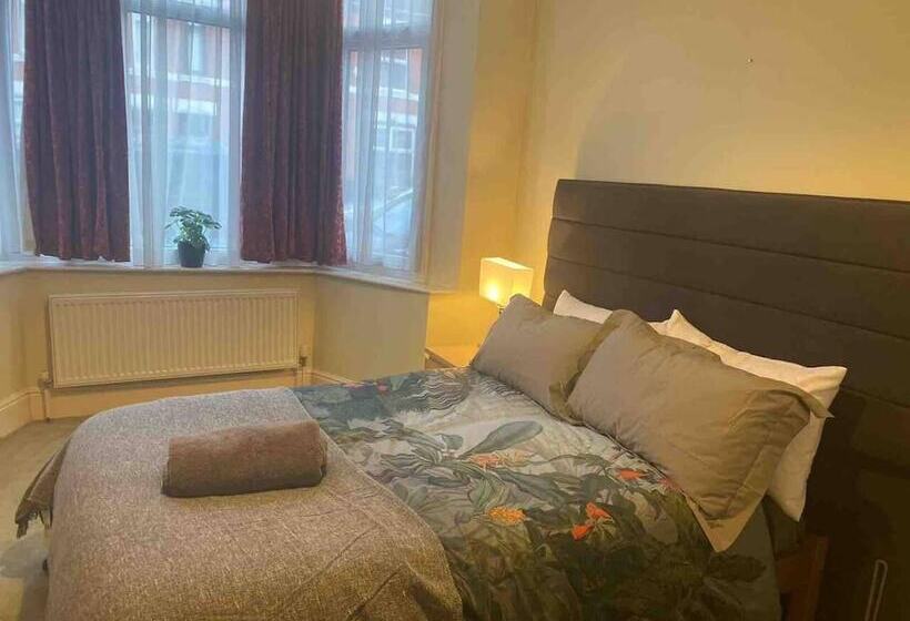 Rezydencja Immaculate 6 Bed House In Coventry