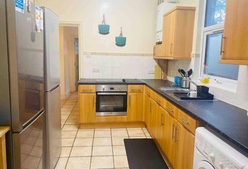 Rezydencja Immaculate 6 Bed House In Coventry