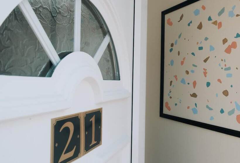 레지던스 Pickmere House  An Oasis Near Town Centre