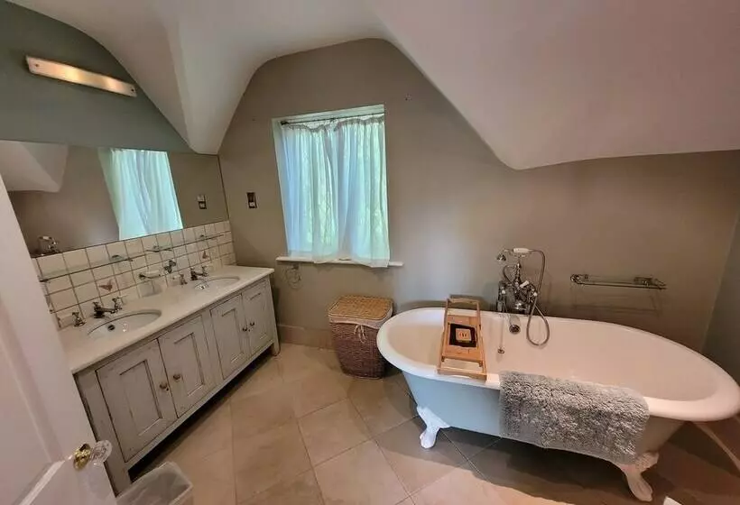 اقامتگاه Remarkable 7 Bedroom Family House In Farnborough