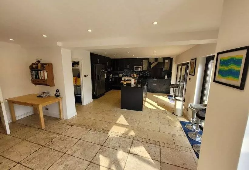 اقامتگاه Remarkable 7 Bedroom Family House In Farnborough