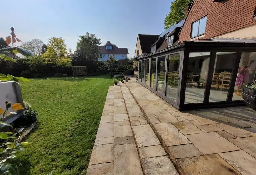 اقامتگاه Remarkable 7 Bedroom Family House In Farnborough