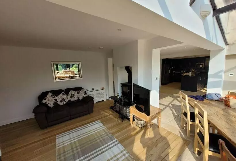 اقامتگاه Remarkable 7 Bedroom Family House In Farnborough
