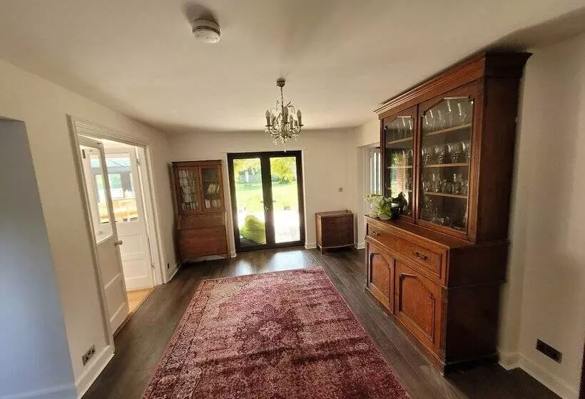 اقامتگاه Remarkable 7 Bedroom Family House In Farnborough