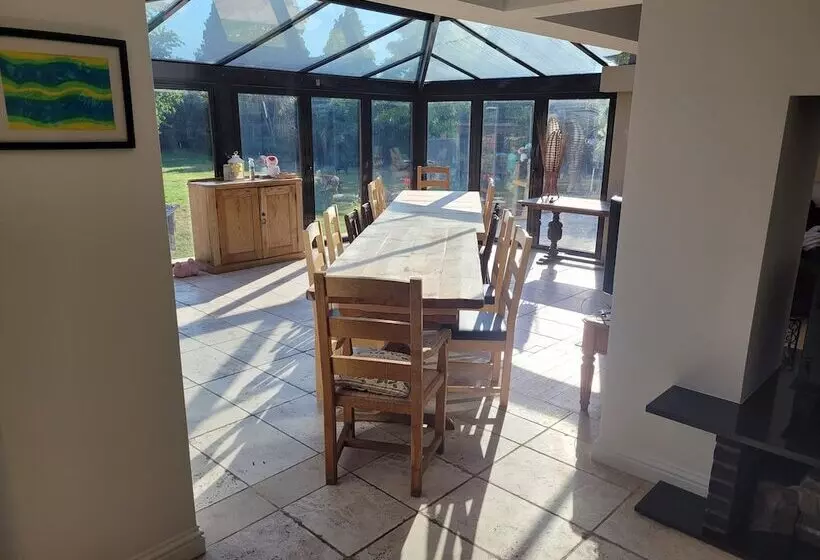 اقامتگاه Remarkable 7 Bedroom Family House In Farnborough