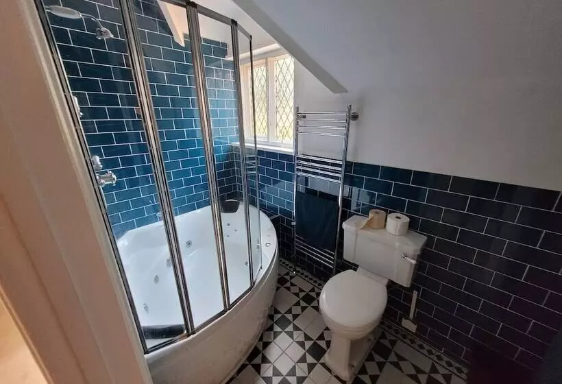 اقامتگاه Remarkable 7 Bedroom Family House In Farnborough