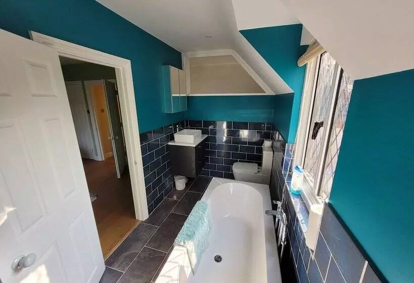 اقامتگاه Remarkable 7 Bedroom Family House In Farnborough