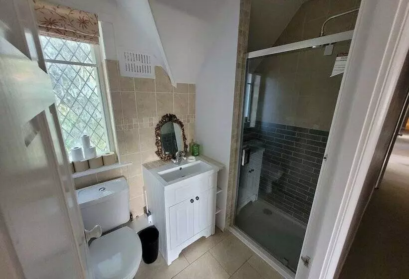 اقامتگاه Remarkable 7 Bedroom Family House In Farnborough