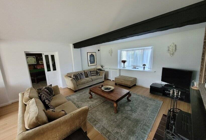 레지던스 Remarkable 7 Bedroom Family House In Farnborough