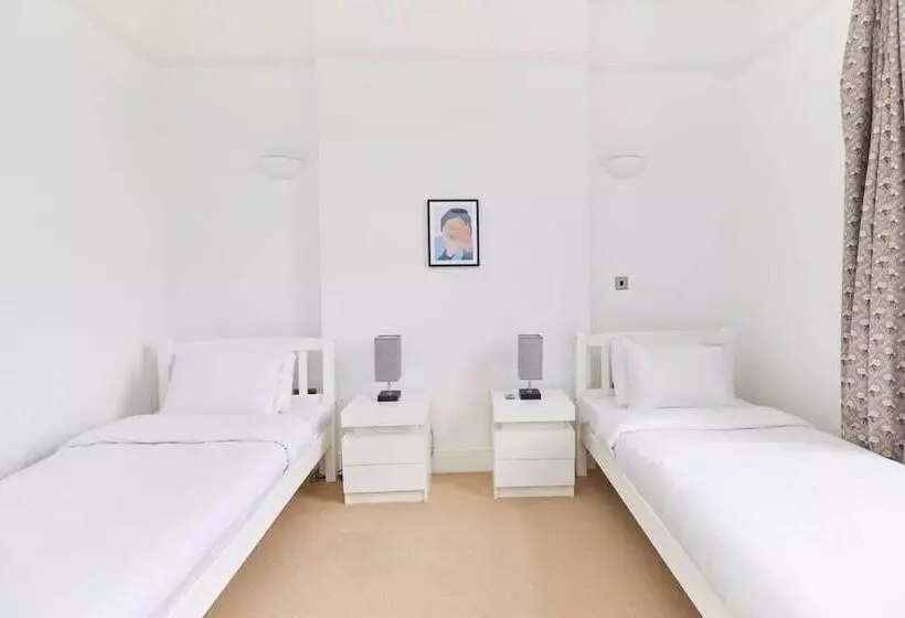 The Woolwich Retreat   Enticing 5bdr House With Parking