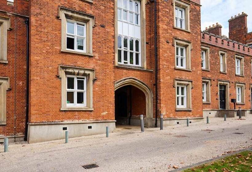 The Woolwich Retreat   Enticing 5bdr House With Parking