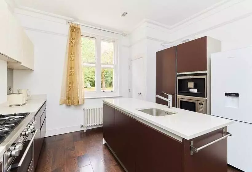 The Woolwich Retreat   Enticing 5bdr House With Parking