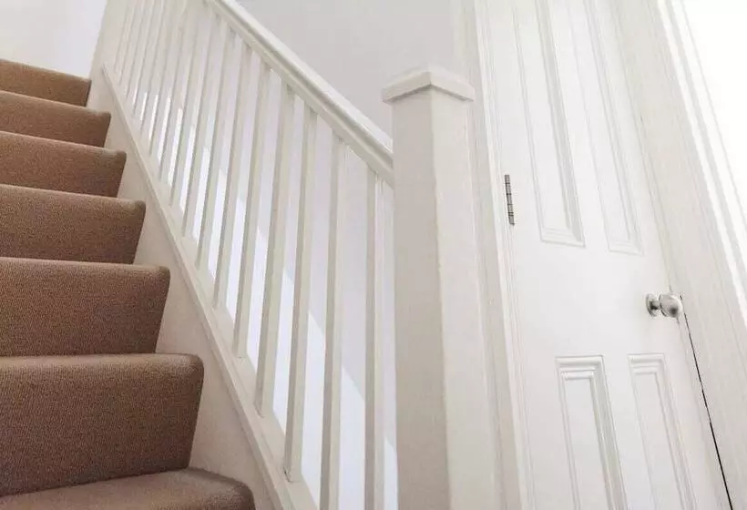 The Woolwich Retreat   Enticing 5bdr House With Parking