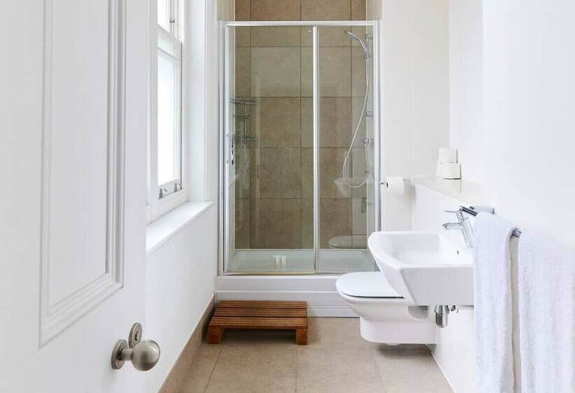 The Woolwich Retreat   Enticing 5bdr House With Parking