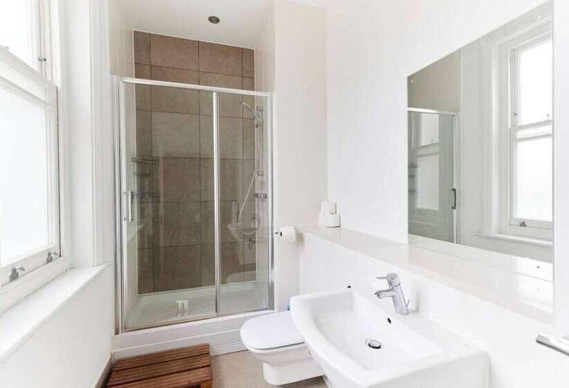 The Woolwich Retreat   Enticing 5bdr House With Parking