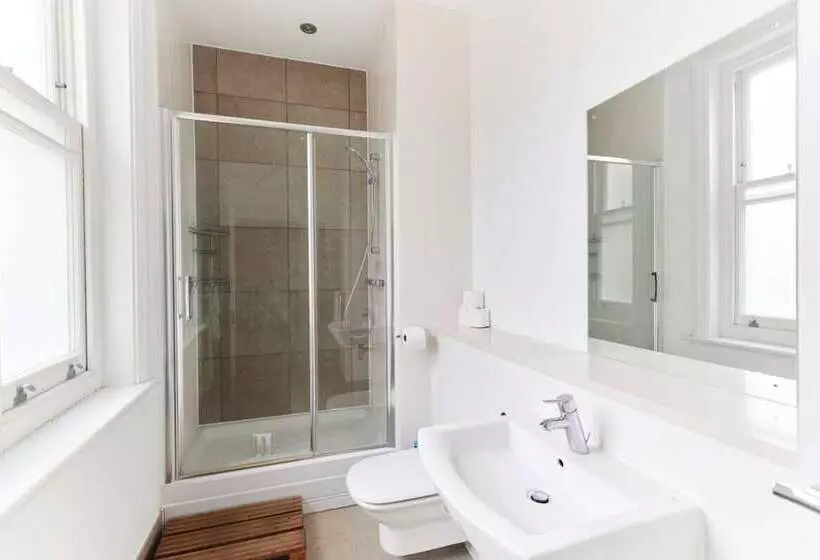 The Woolwich Retreat   Enticing 5bdr House With Parking