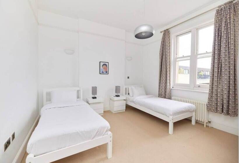 The Woolwich Retreat   Enticing 5bdr House With Parking