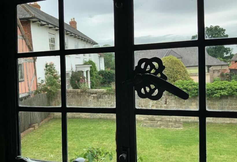 Delightful 4bd Home Full Of Flair Edenbridge Kent