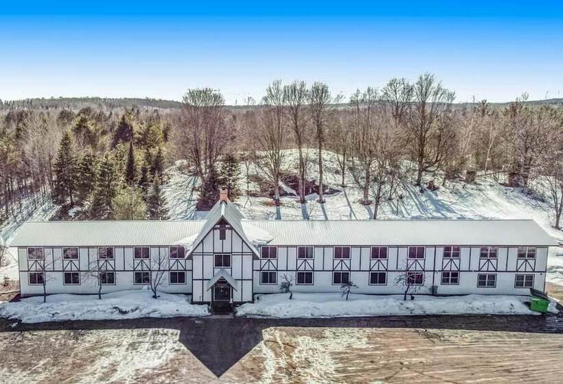 호텔 Snow Chasers Lodge