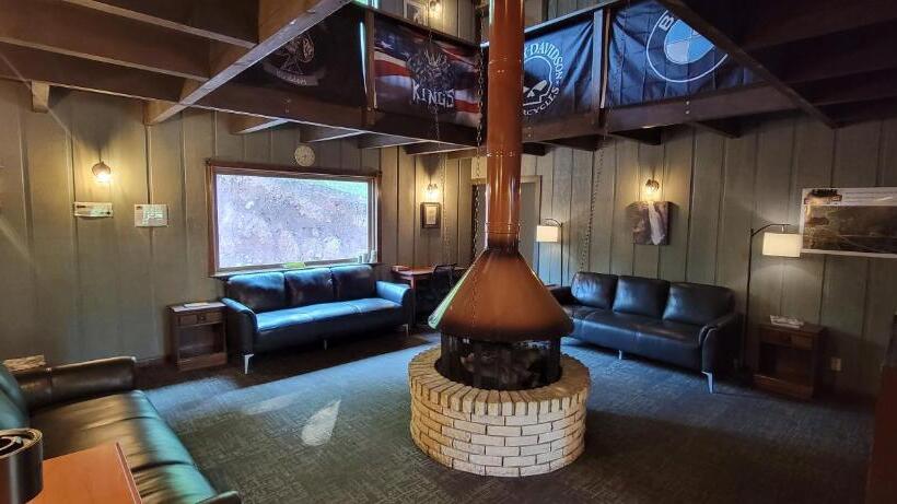 호텔 Snow Chasers Lodge