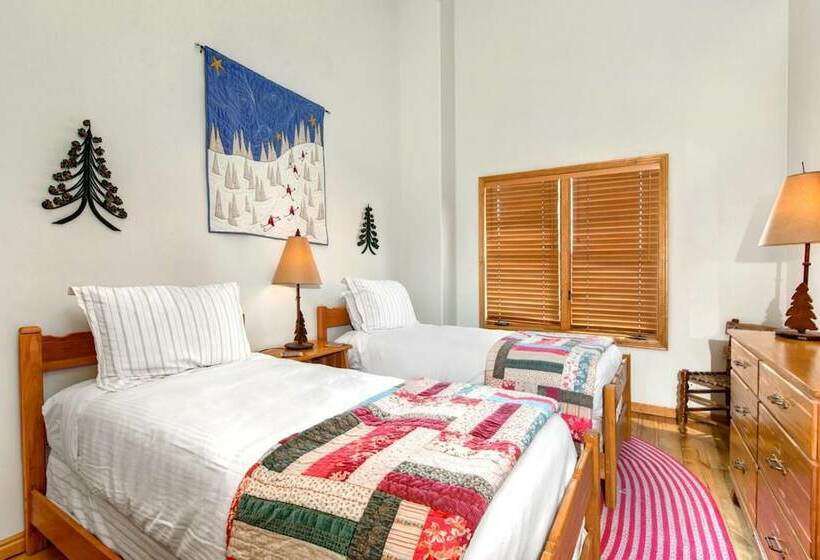 Nordic Retreat 5 Bedrooms Pac 2410 By Kbm