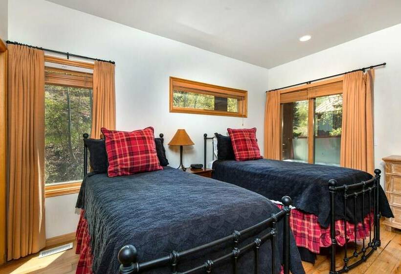 Nordic Retreat 5 Bedrooms Pac 2410 By Kbm