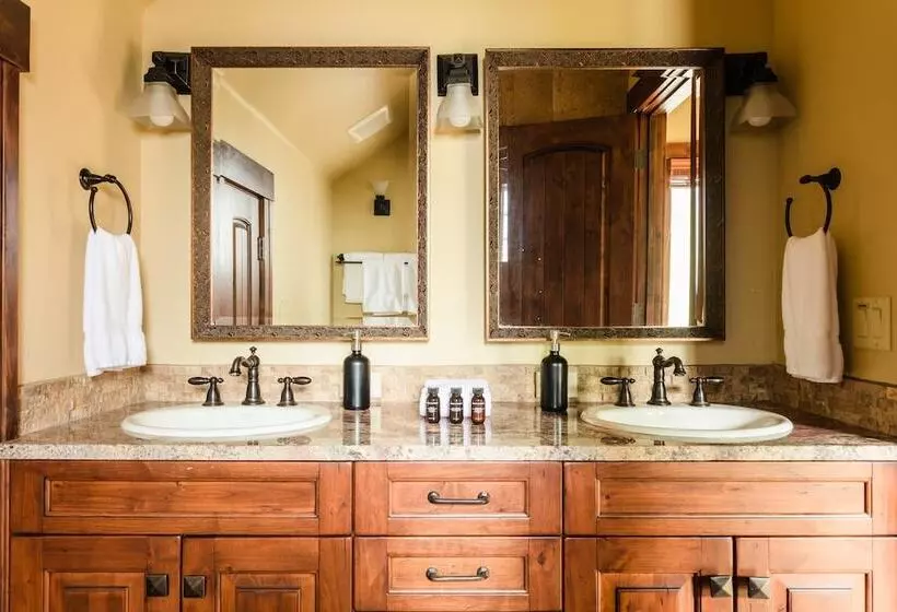 Peak 8 By Avantstay Spacious Modern Cabin W/ Hot Tub & Views