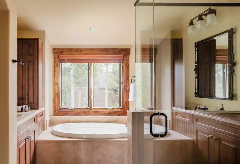 Peak 8 By Avantstay Spacious Modern Cabin W/ Hot Tub & Views