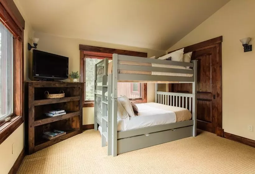 Peak 8 By Avantstay Spacious Modern Cabin W/ Hot Tub & Views