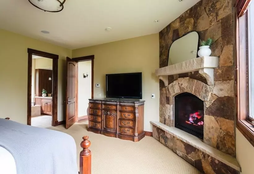 Peak 8 By Avantstay Spacious Modern Cabin W/ Hot Tub & Views