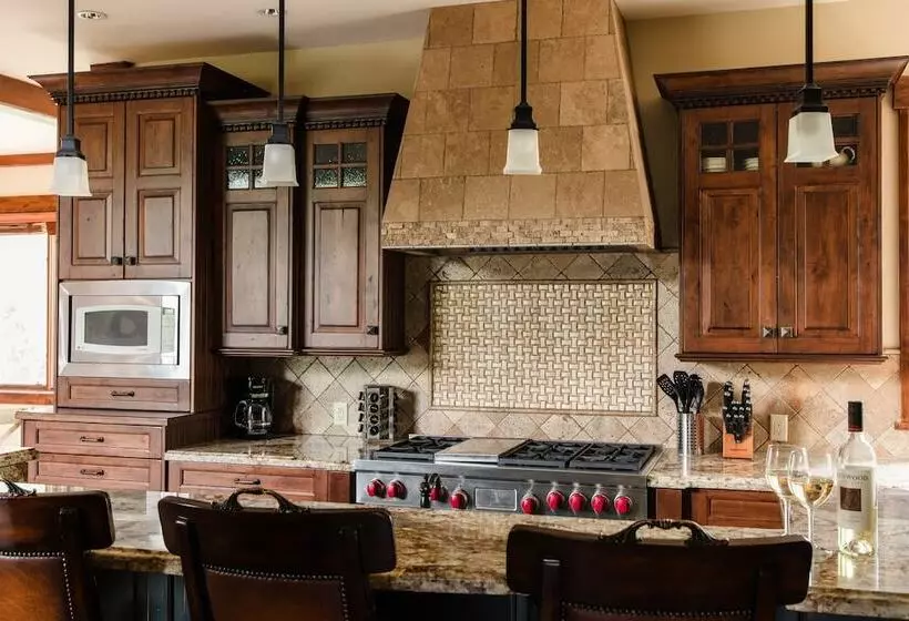 Peak 8 By Avantstay Spacious Modern Cabin W/ Hot Tub & Views