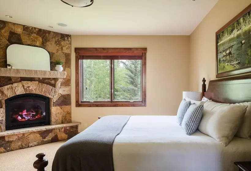 Peak 8 By Avantstay Spacious Modern Cabin W/ Hot Tub & Views