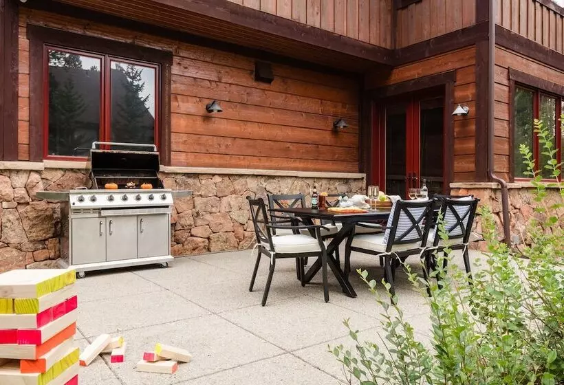 Peak 8 By Avantstay Spacious Modern Cabin W/ Hot Tub & Views